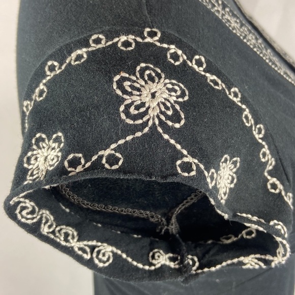 BCBG Max Azria 100% Cotton Black Tunic with Embroidered White Flower Detail - Picture 4 of 9